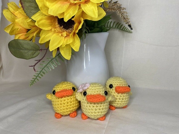 Simple Creations Crochet Decorations "Sibling Chicks" - Picture 3 of 4